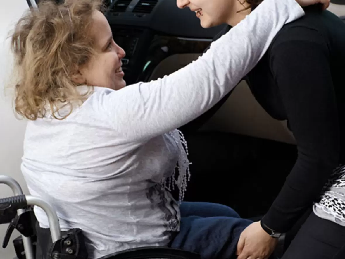 frau-im-rollstuhl-mit-betreuerin-von-betreutes-wohnen